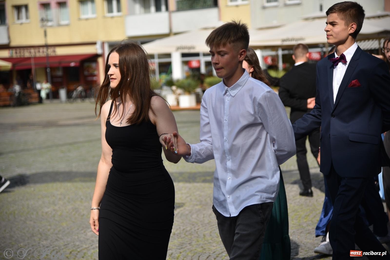 Zdjęcie w galerii na portalu naszraciborz.pl: Polonez ósmoklasistów z SP 18 na raciborskim rynku [FOTO i WIDEO] wiadomości z regionu