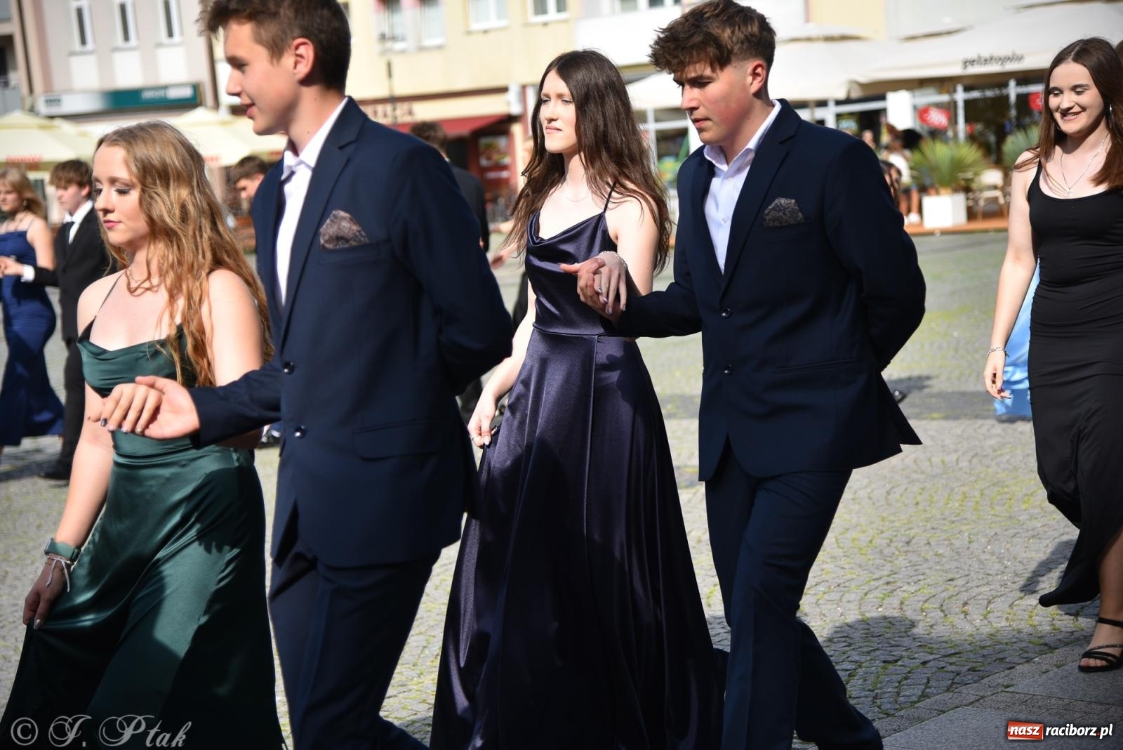 Zdjęcie w galerii na portalu naszraciborz.pl: Polonez ósmoklasistów z SP 18 na raciborskim rynku [FOTO i WIDEO] wiadomości z regionu