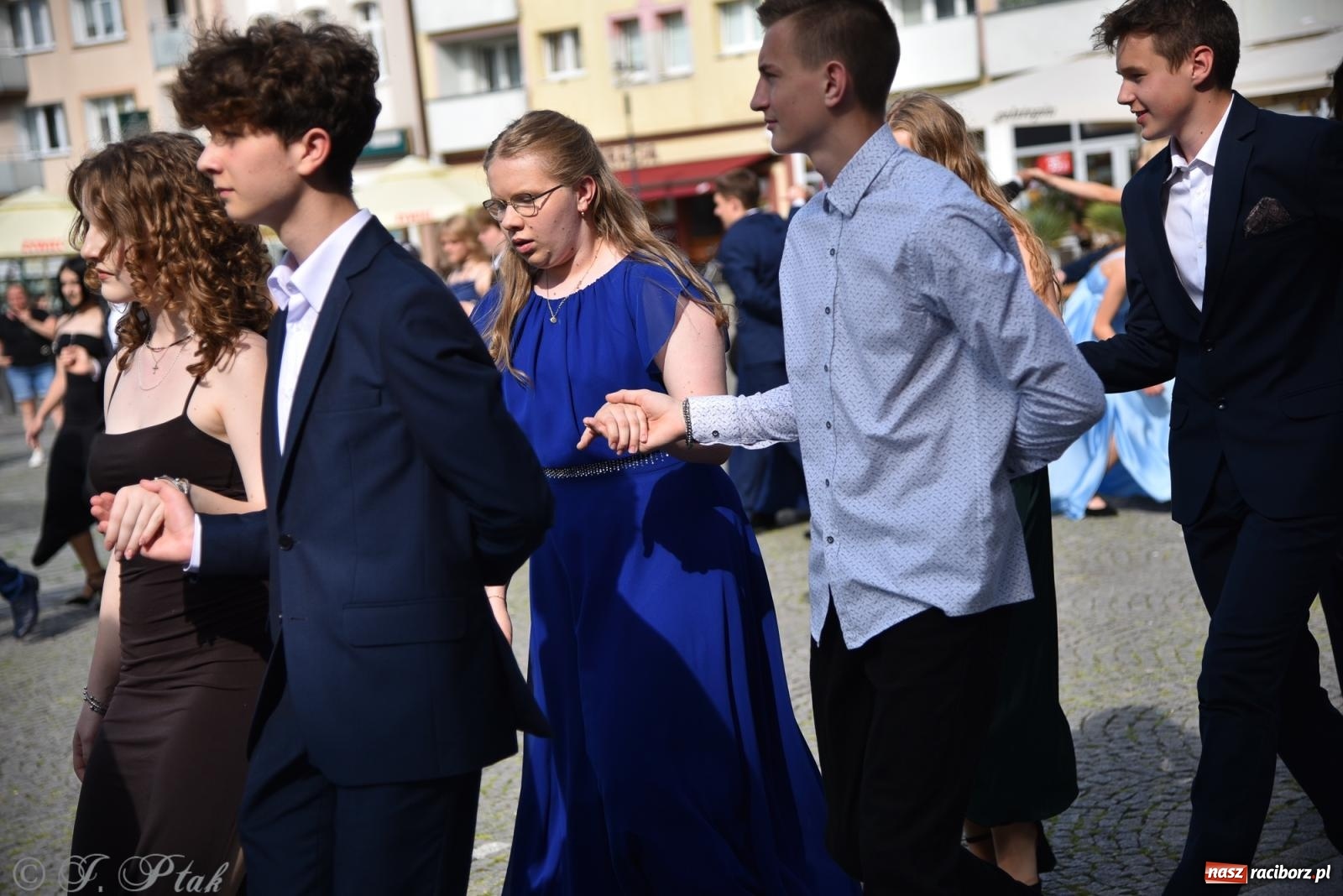 Zdjęcie w galerii na portalu naszraciborz.pl: Polonez ósmoklasistów z SP 18 na raciborskim rynku [FOTO i WIDEO] wiadomości z regionu