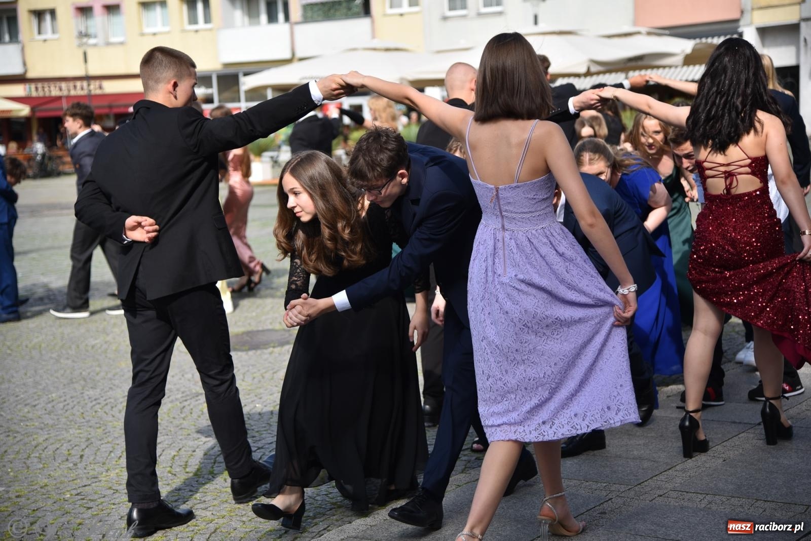 Zdjęcie w galerii na portalu naszraciborz.pl: Polonez ósmoklasistów z SP 18 na raciborskim rynku [FOTO i WIDEO] wiadomości z regionu