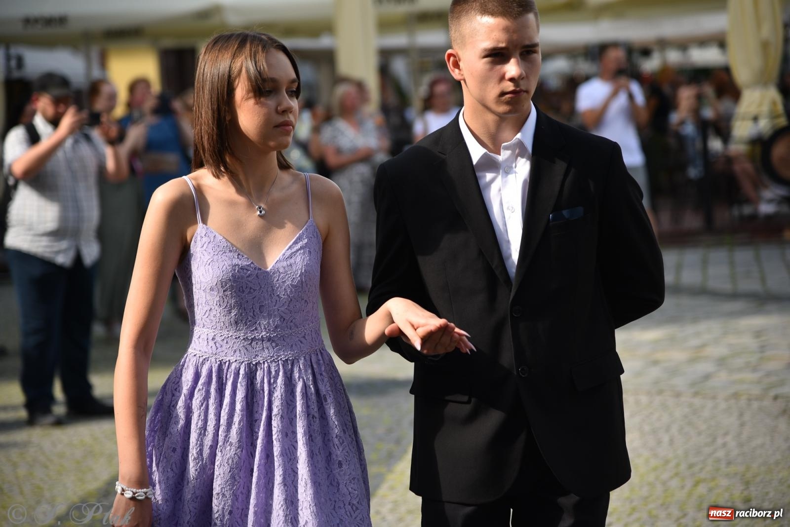 Zdjęcie w galerii na portalu naszraciborz.pl: Polonez ósmoklasistów z SP 18 na raciborskim rynku [FOTO i WIDEO] wiadomości z regionu