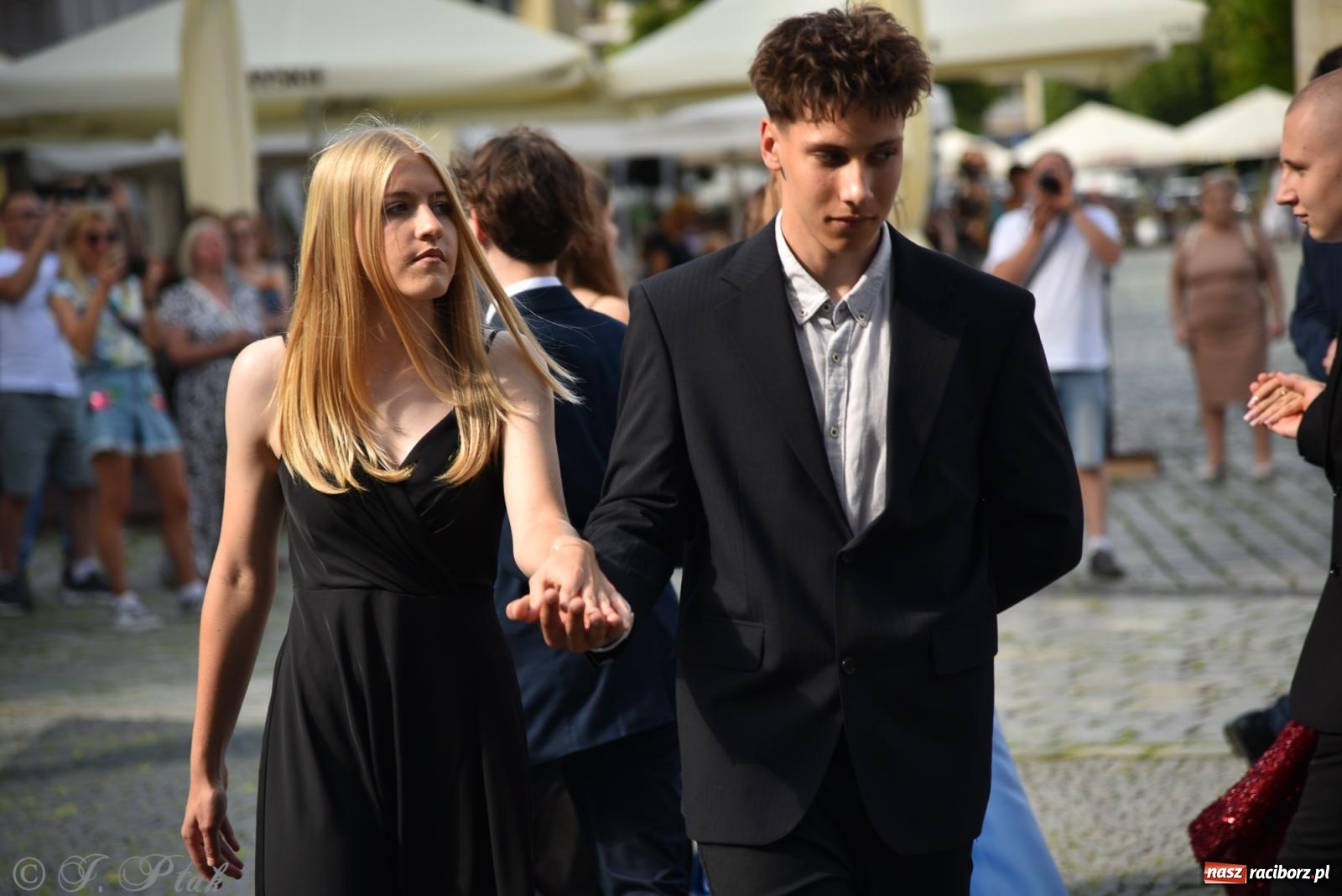 Zdjęcie w galerii na portalu naszraciborz.pl: Polonez ósmoklasistów z SP 18 na raciborskim rynku [FOTO i WIDEO] wiadomości z regionu