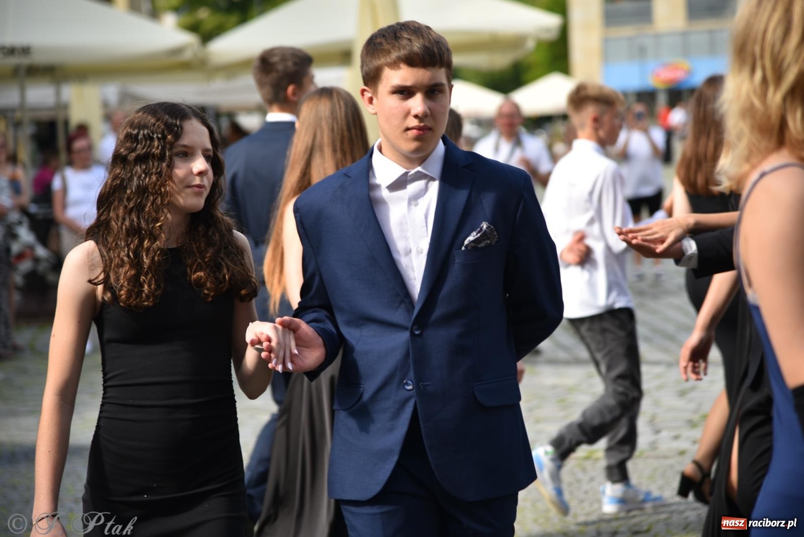 Zdjęcie w galerii na portalu naszraciborz.pl: Polonez ósmoklasistów z SP 18 na raciborskim rynku [FOTO i WIDEO] wiadomości z regionu