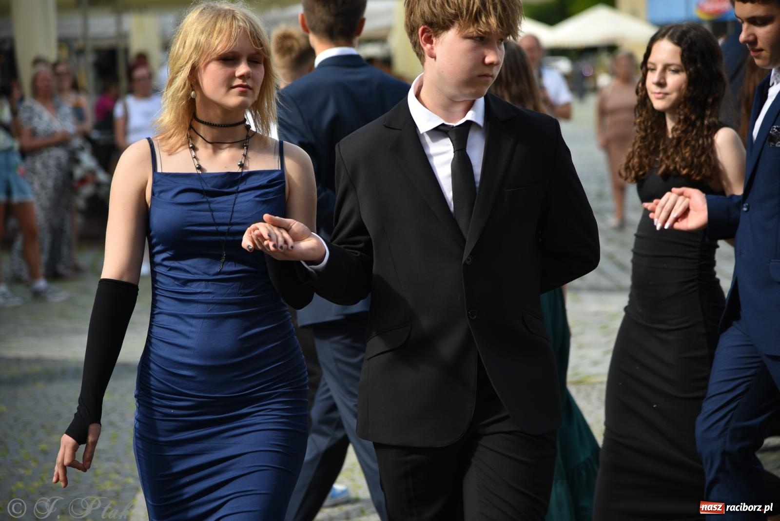 Zdjęcie w galerii na portalu naszraciborz.pl: Polonez ósmoklasistów z SP 18 na raciborskim rynku [FOTO i WIDEO] wiadomości z regionu