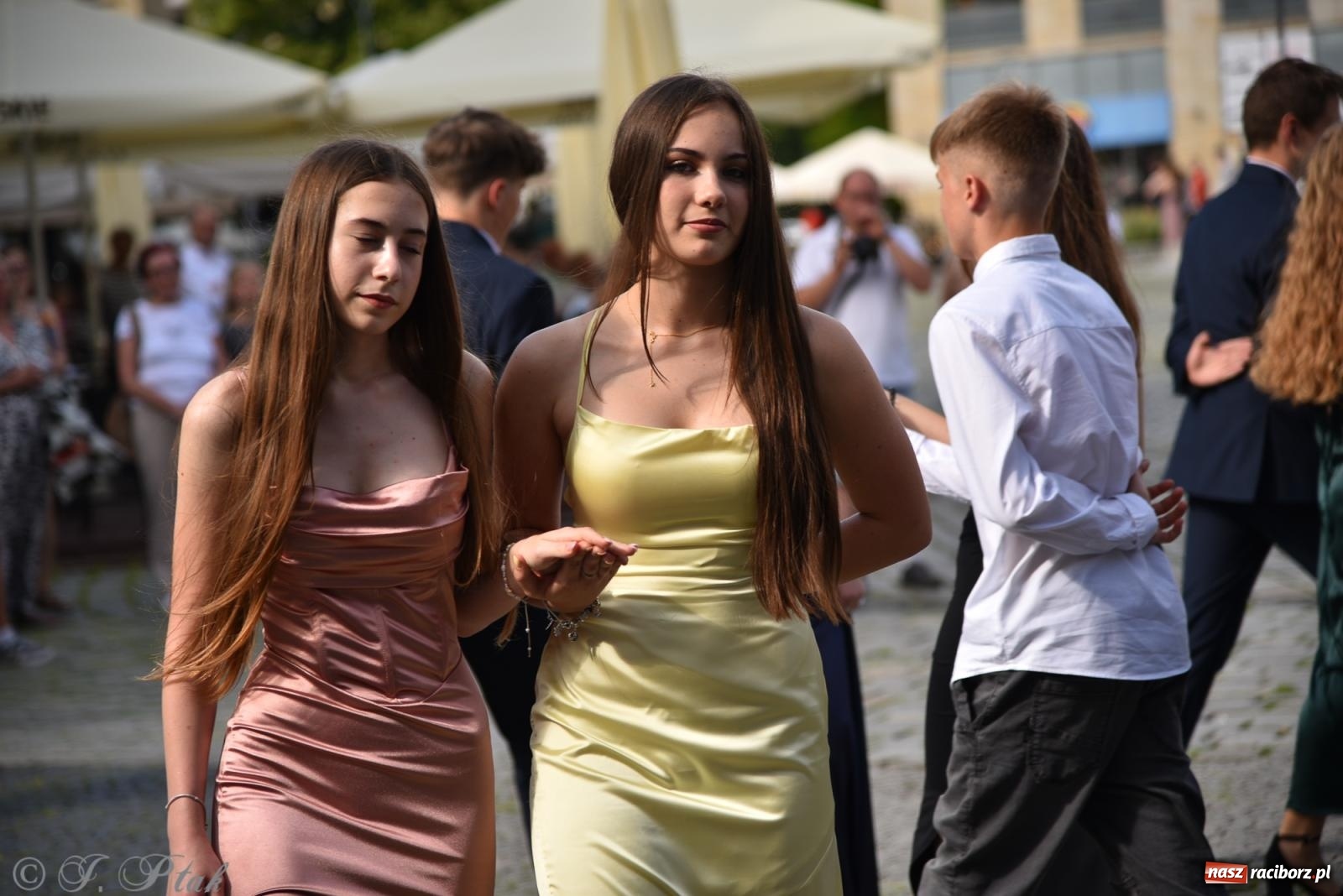 Zdjęcie w galerii na portalu naszraciborz.pl: Polonez ósmoklasistów z SP 18 na raciborskim rynku [FOTO i WIDEO] wiadomości z regionu