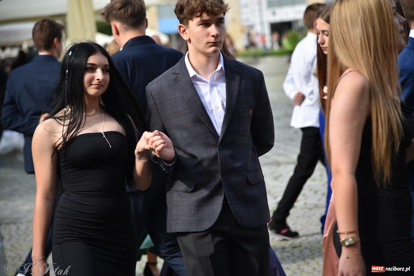 Zdjęcie w galerii na portalu naszraciborz.pl: Polonez ósmoklasistów z SP 18 na raciborskim rynku [FOTO i WIDEO] wiadomości z regionu