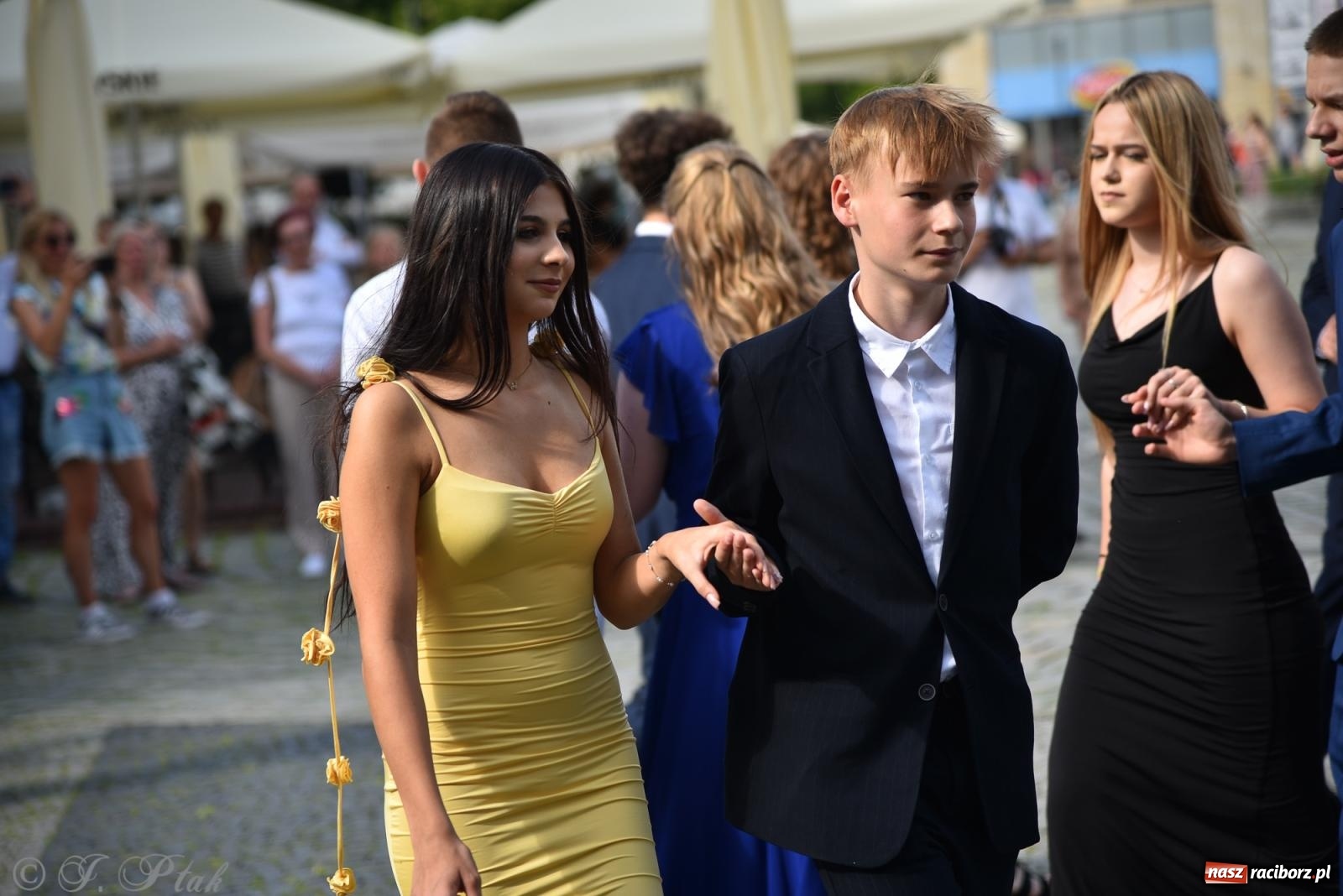 Zdjęcie w galerii na portalu naszraciborz.pl: Polonez ósmoklasistów z SP 18 na raciborskim rynku [FOTO i WIDEO] wiadomości z regionu