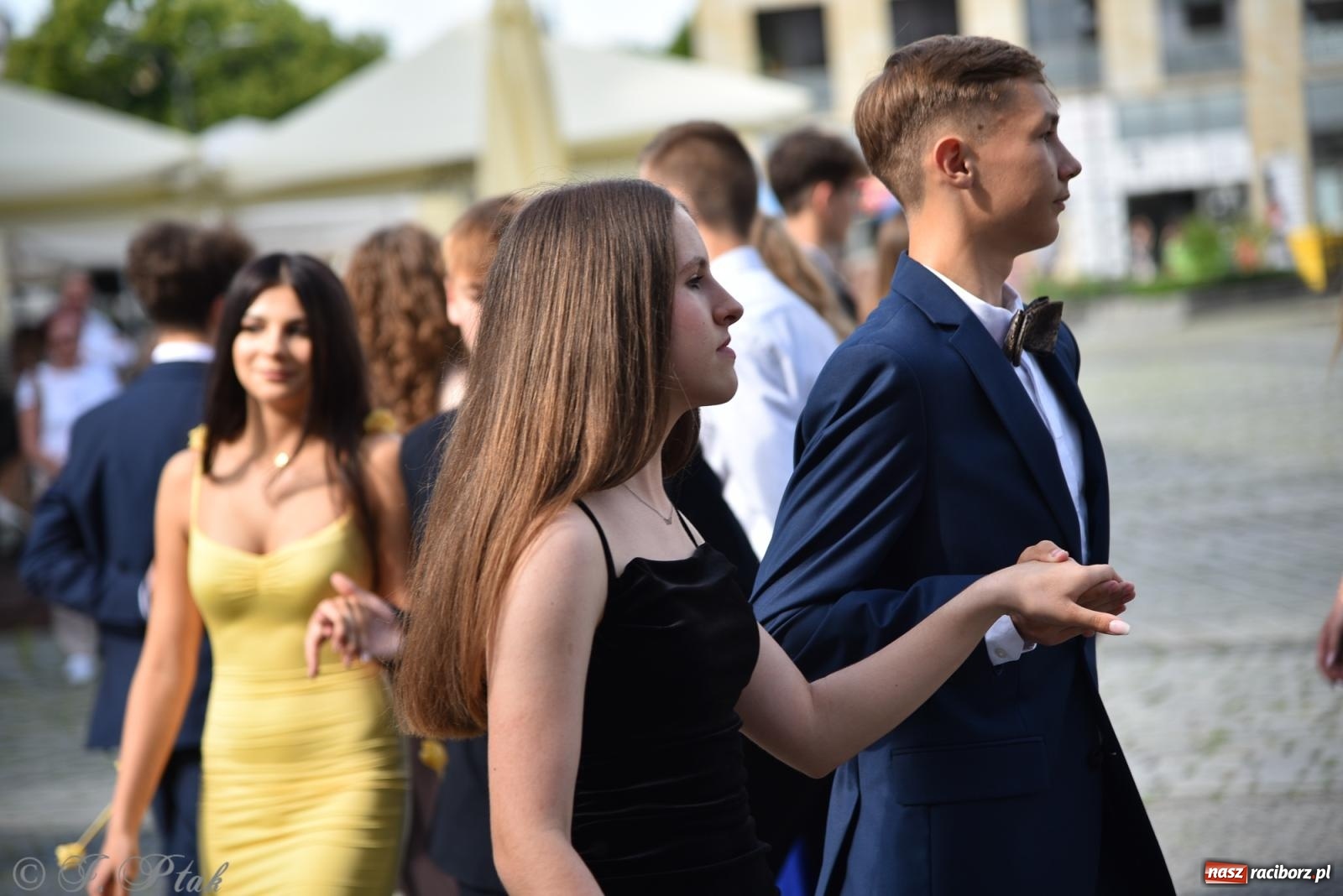 Zdjęcie w galerii na portalu naszraciborz.pl: Polonez ósmoklasistów z SP 18 na raciborskim rynku [FOTO i WIDEO] wiadomości z regionu