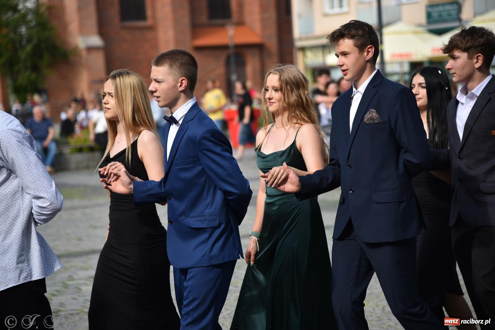 Zdjęcie w galerii na portalu naszraciborz.pl: Polonez ósmoklasistów z SP 18 na raciborskim rynku [FOTO i WIDEO] wiadomości z regionu