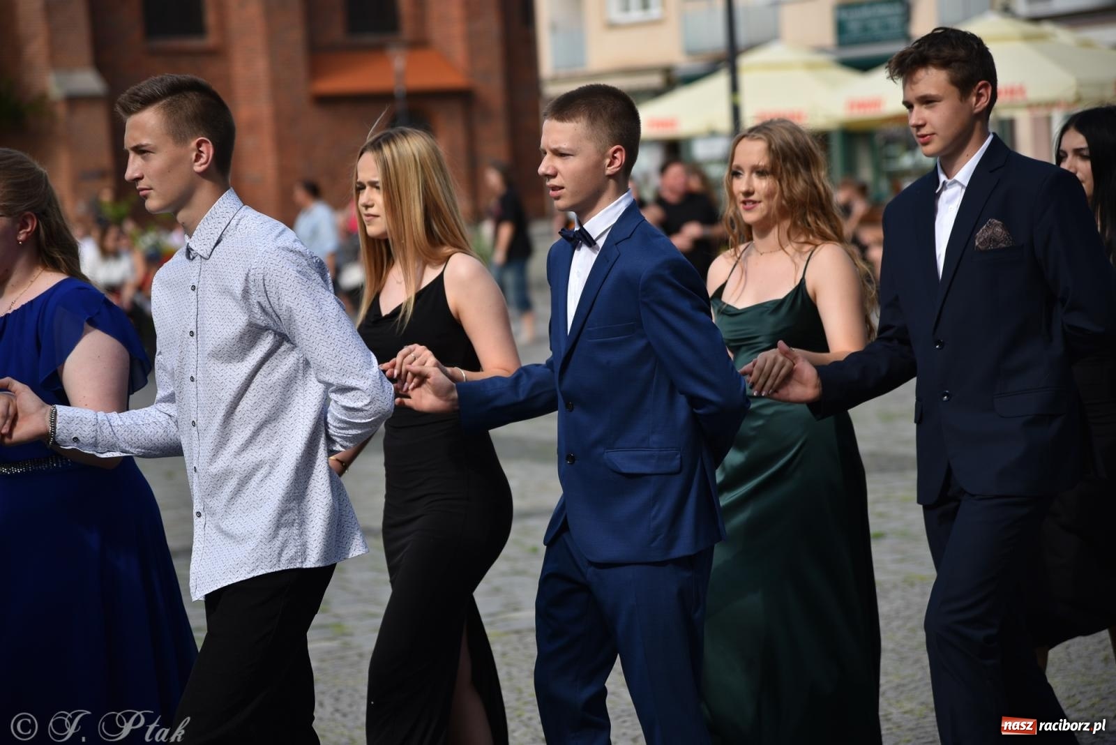 Zdjęcie w galerii na portalu naszraciborz.pl: Polonez ósmoklasistów z SP 18 na raciborskim rynku [FOTO i WIDEO] wiadomości z regionu