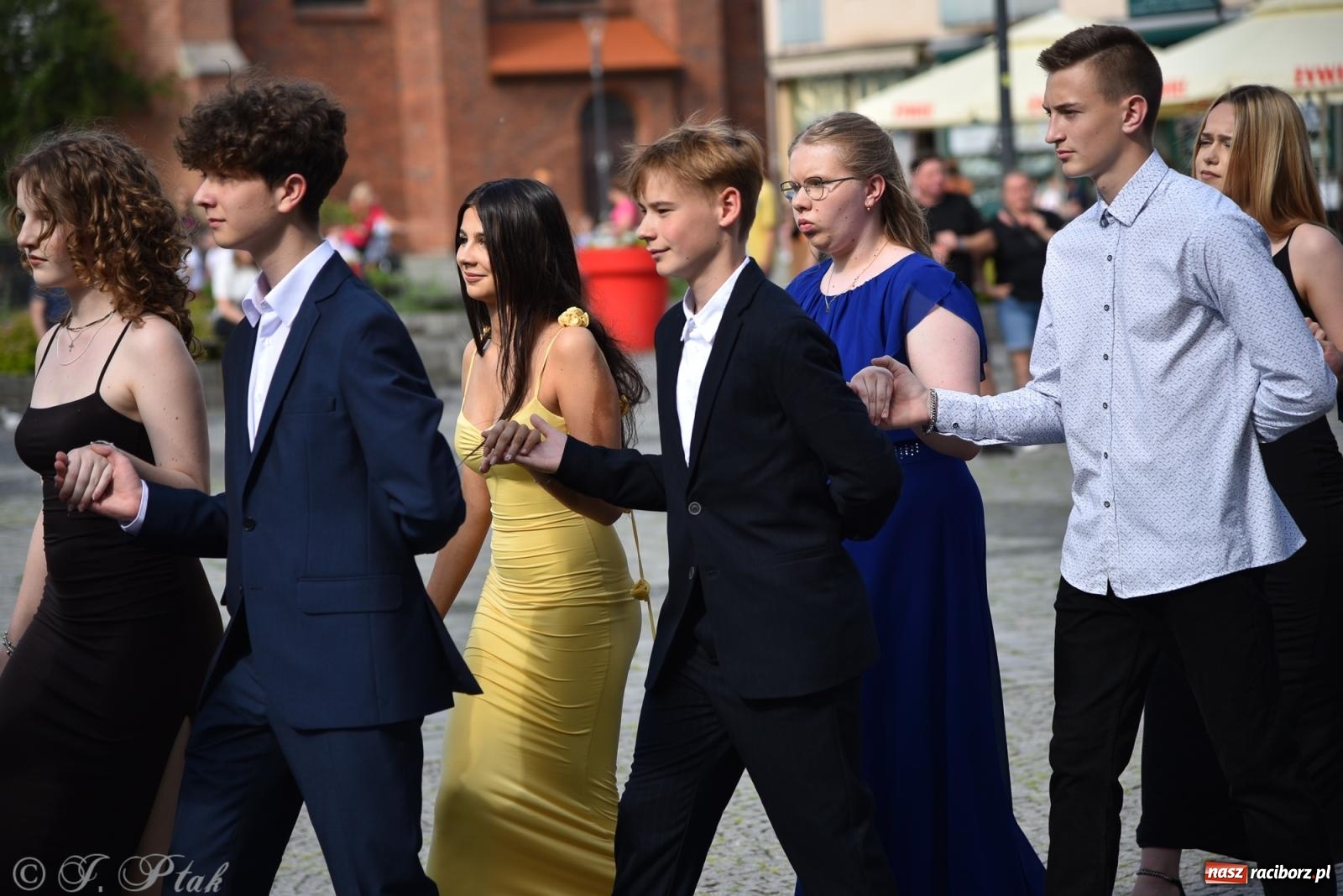 Zdjęcie w galerii na portalu naszraciborz.pl: Polonez ósmoklasistów z SP 18 na raciborskim rynku [FOTO i WIDEO] wiadomości z regionu