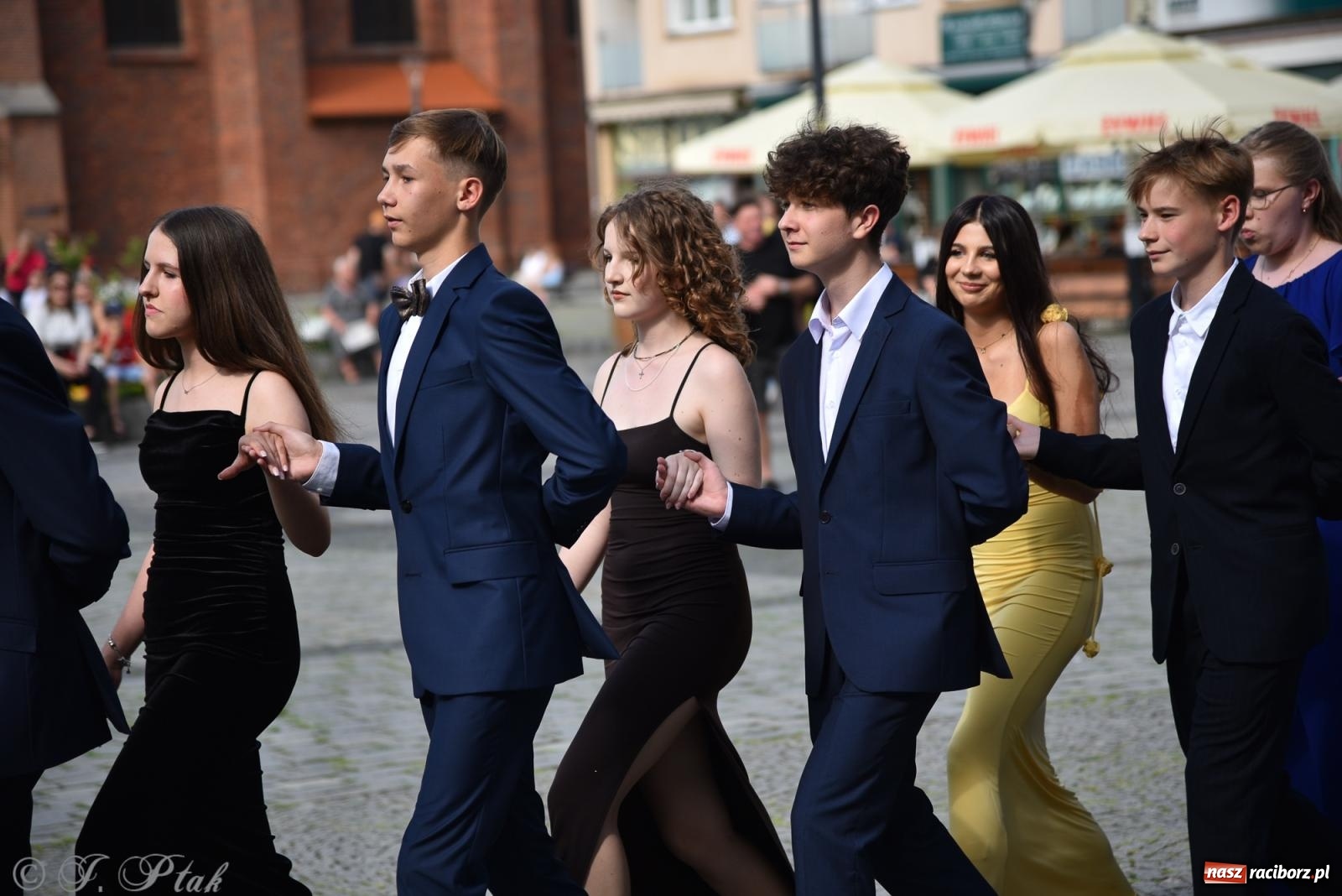 Zdjęcie w galerii na portalu naszraciborz.pl: Polonez ósmoklasistów z SP 18 na raciborskim rynku [FOTO i WIDEO] wiadomości z regionu