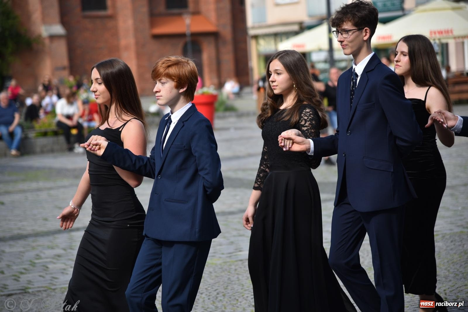 Zdjęcie w galerii na portalu naszraciborz.pl: Polonez ósmoklasistów z SP 18 na raciborskim rynku [FOTO i WIDEO] wiadomości z regionu