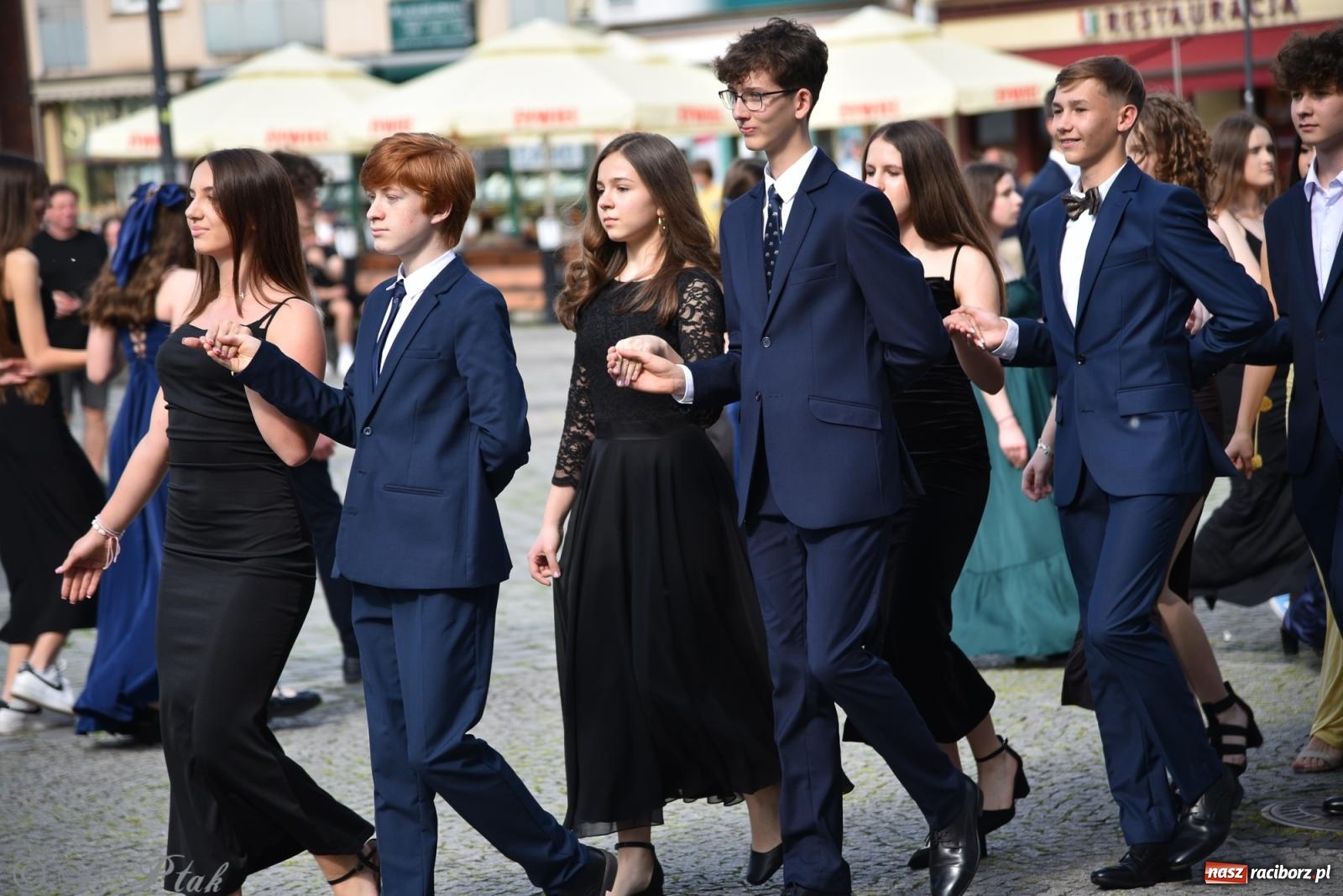 Zdjęcie w galerii na portalu naszraciborz.pl: Polonez ósmoklasistów z SP 18 na raciborskim rynku [FOTO i WIDEO] wiadomości z regionu