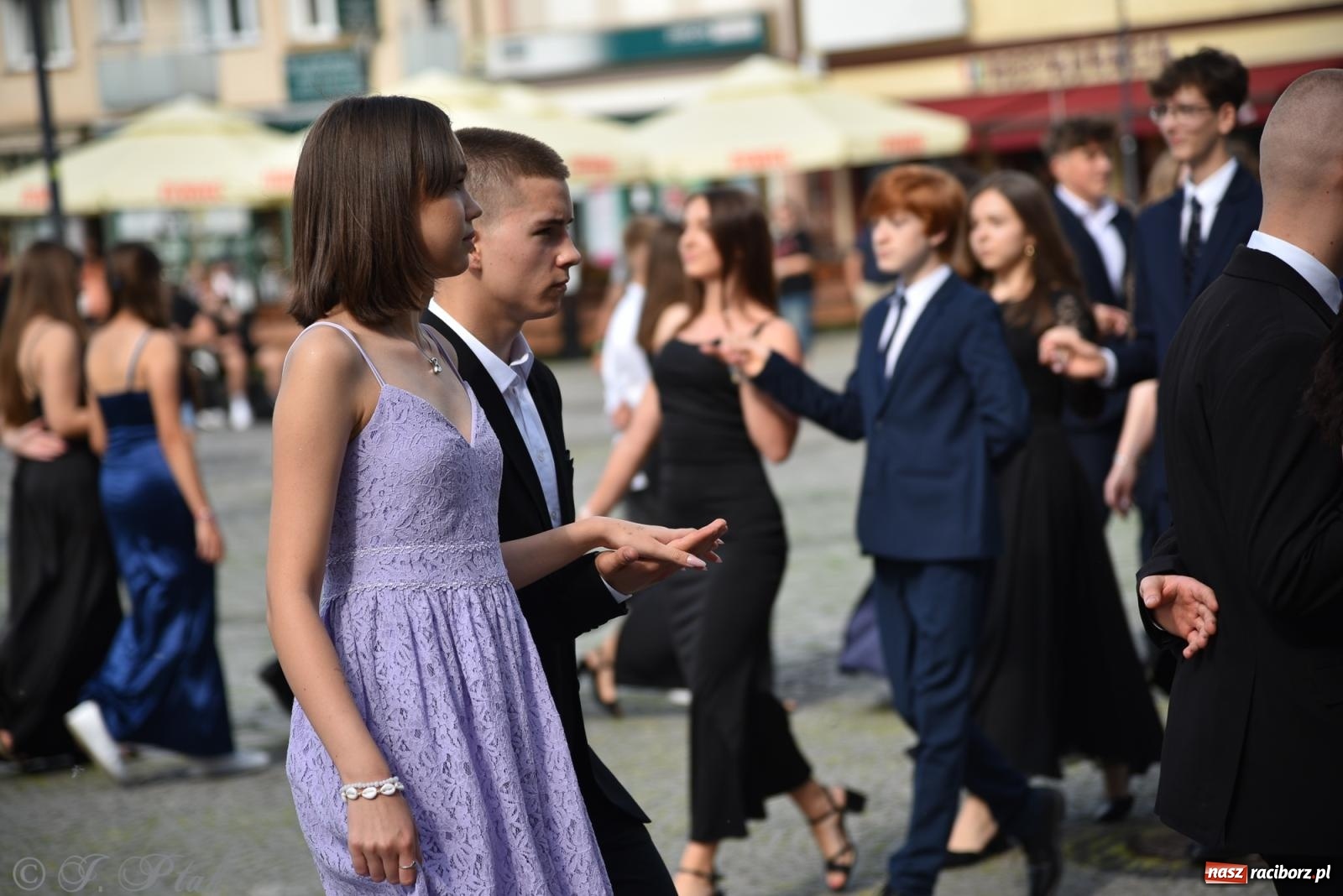 Zdjęcie w galerii na portalu naszraciborz.pl: Polonez ósmoklasistów z SP 18 na raciborskim rynku [FOTO i WIDEO] wiadomości z regionu