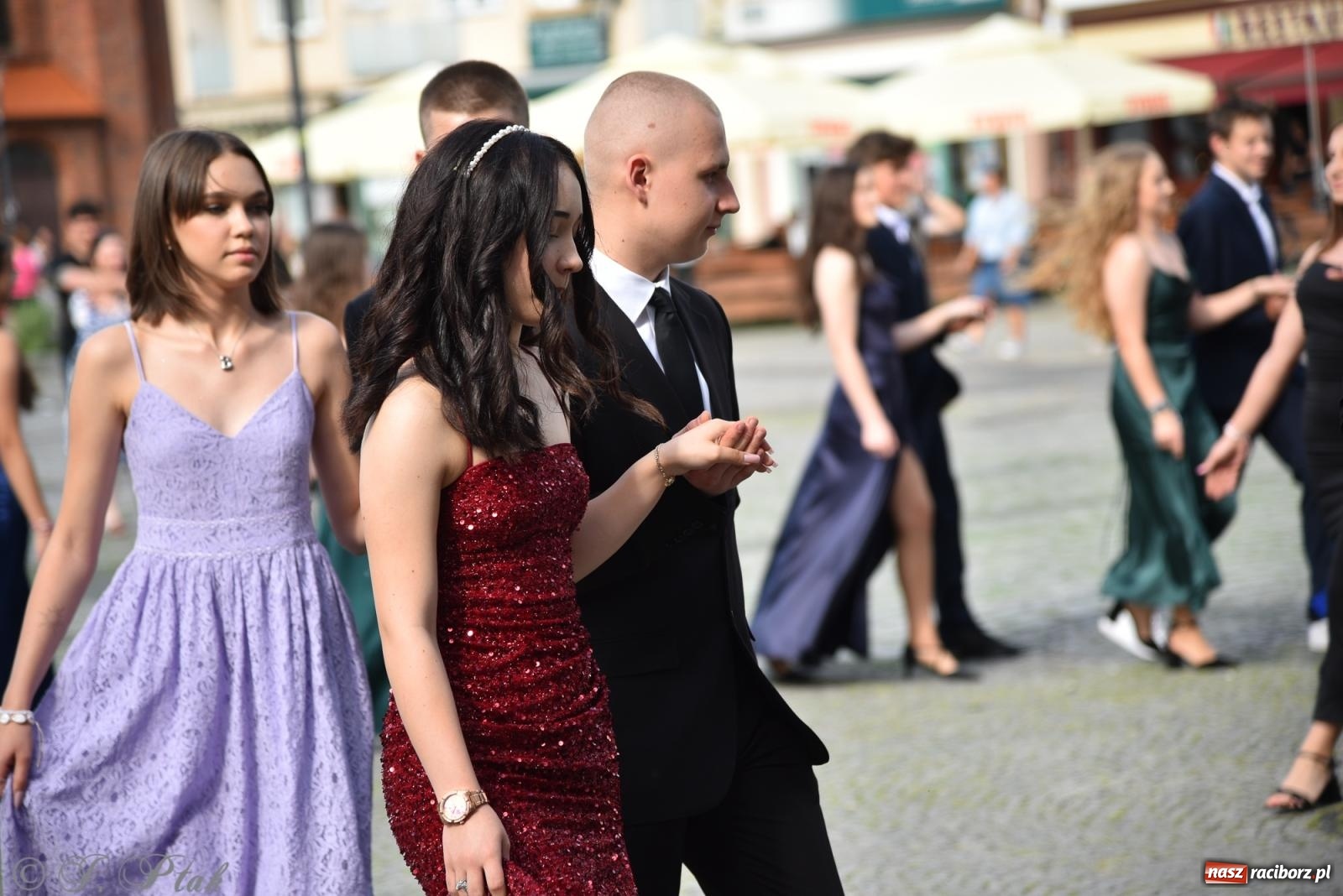 Zdjęcie w galerii na portalu naszraciborz.pl: Polonez ósmoklasistów z SP 18 na raciborskim rynku [FOTO i WIDEO] wiadomości z regionu