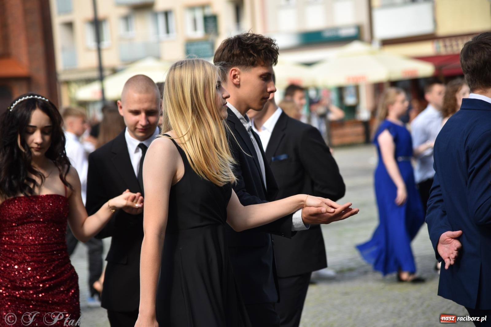 Zdjęcie w galerii na portalu naszraciborz.pl: Polonez ósmoklasistów z SP 18 na raciborskim rynku [FOTO i WIDEO] wiadomości z regionu