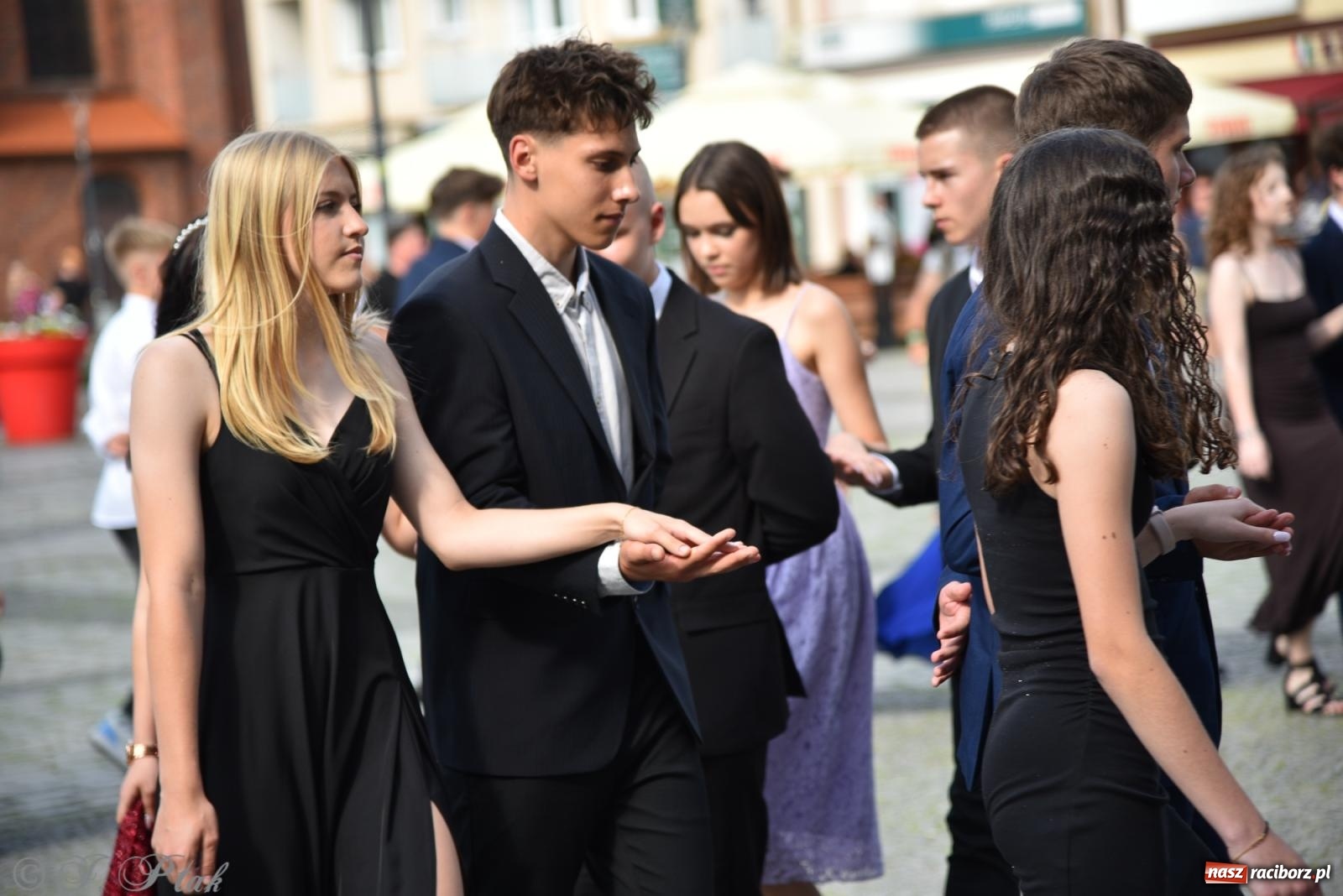 Zdjęcie w galerii na portalu naszraciborz.pl: Polonez ósmoklasistów z SP 18 na raciborskim rynku [FOTO i WIDEO] wiadomości z regionu