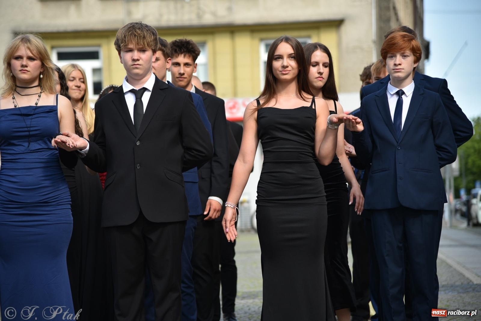 Zdjęcie w galerii na portalu naszraciborz.pl: Polonez ósmoklasistów z SP 18 na raciborskim rynku [FOTO i WIDEO] wiadomości z regionu