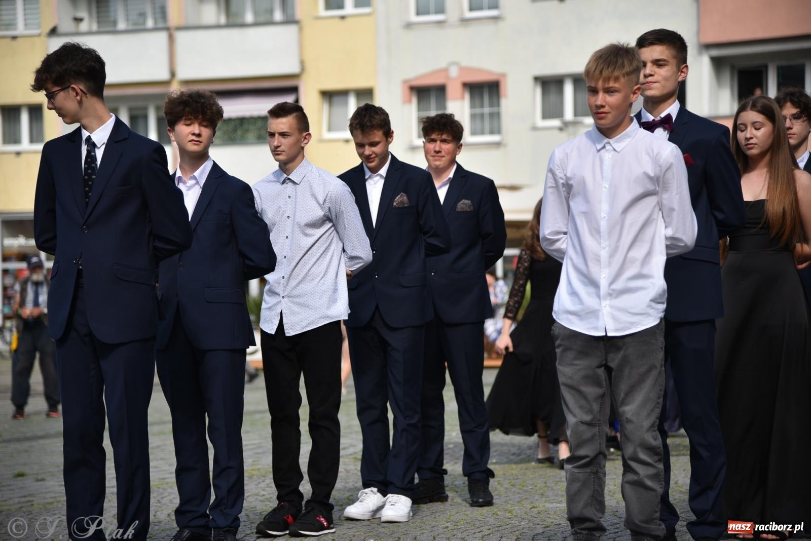 Zdjęcie w galerii na portalu naszraciborz.pl: Polonez ósmoklasistów z SP 18 na raciborskim rynku [FOTO i WIDEO] wiadomości z regionu