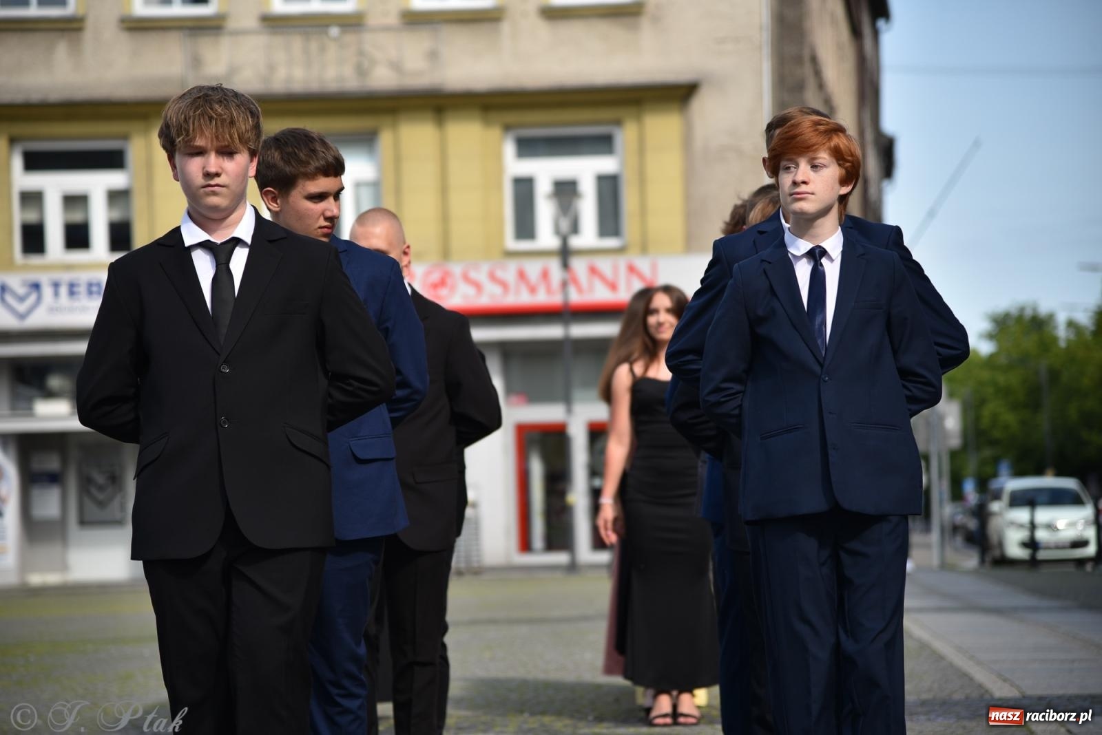 Zdjęcie w galerii na portalu naszraciborz.pl: Polonez ósmoklasistów z SP 18 na raciborskim rynku [FOTO i WIDEO] wiadomości z regionu