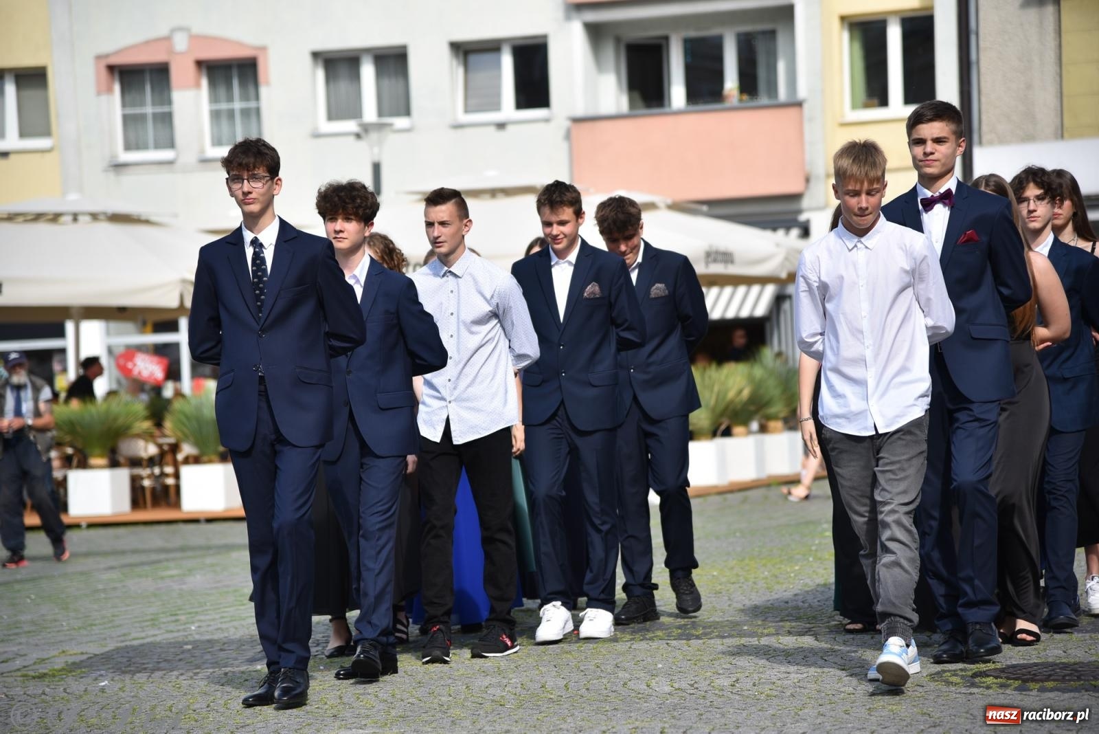 Zdjęcie w galerii na portalu naszraciborz.pl: Polonez ósmoklasistów z SP 18 na raciborskim rynku [FOTO i WIDEO] wiadomości z regionu