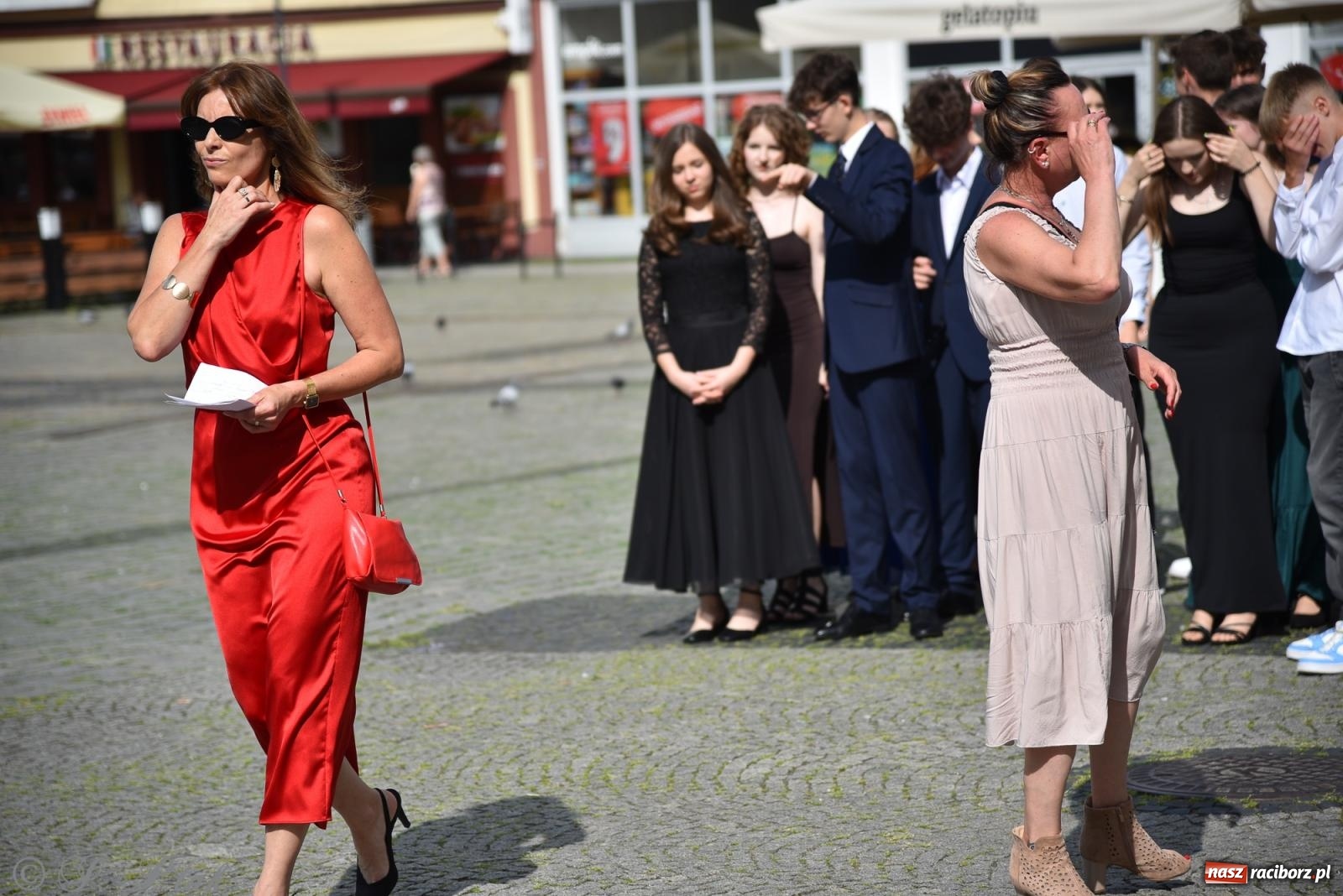 Zdjęcie w galerii na portalu naszraciborz.pl: Polonez ósmoklasistów z SP 18 na raciborskim rynku [FOTO i WIDEO] wiadomości z regionu