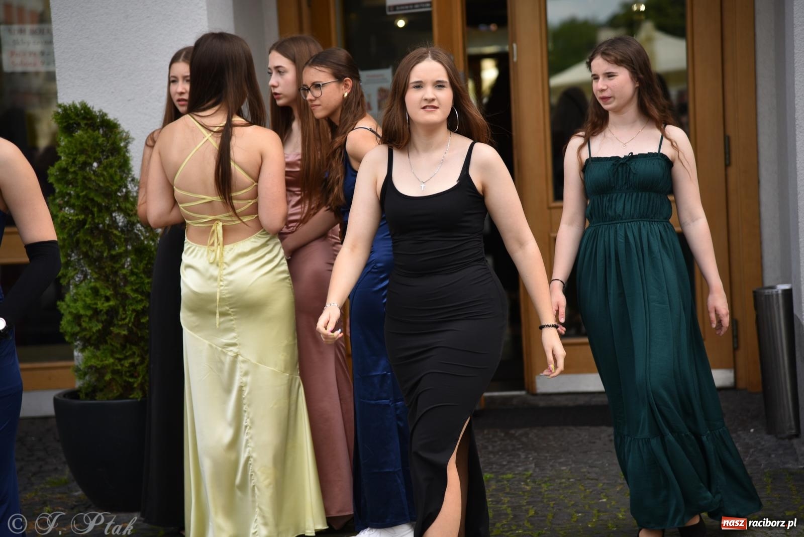 Zdjęcie w galerii na portalu naszraciborz.pl: Polonez ósmoklasistów z SP 18 na raciborskim rynku [FOTO i WIDEO] wiadomości z regionu