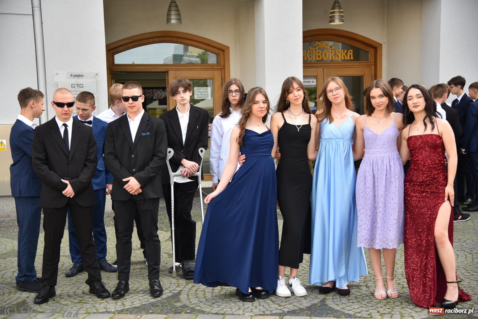 Zdjęcie w galerii na portalu naszraciborz.pl: Polonez ósmoklasistów z SP 18 na raciborskim rynku [FOTO i WIDEO] wiadomości z regionu