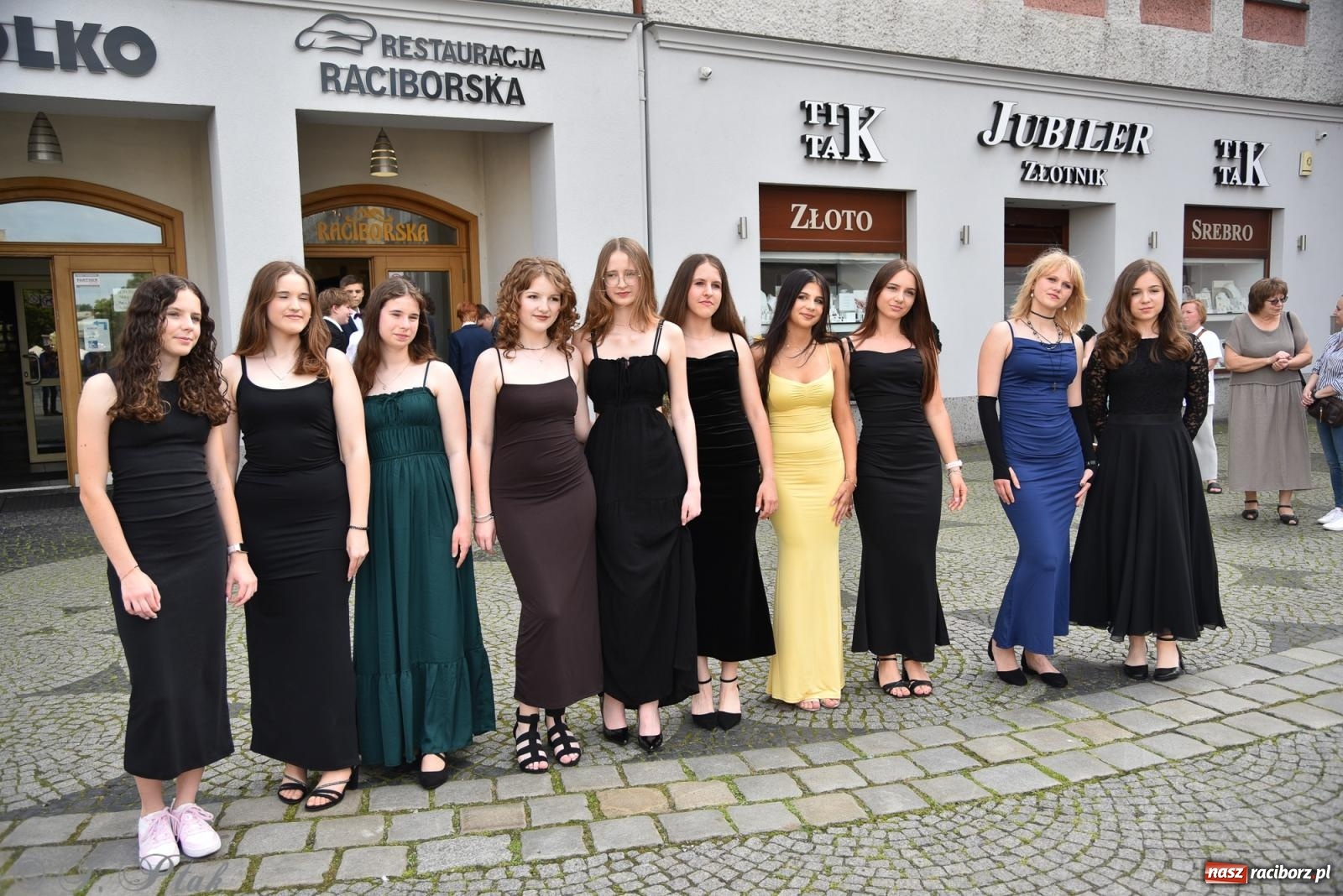 Zdjęcie w galerii na portalu naszraciborz.pl: Polonez ósmoklasistów z SP 18 na raciborskim rynku [FOTO i WIDEO] wiadomości z regionu