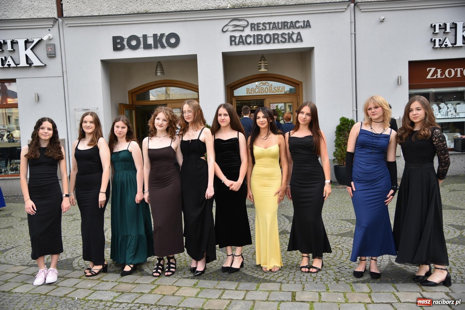 Zdjęcie w galerii na portalu naszraciborz.pl: Polonez ósmoklasistów z SP 18 na raciborskim rynku [FOTO i WIDEO] wiadomości z regionu