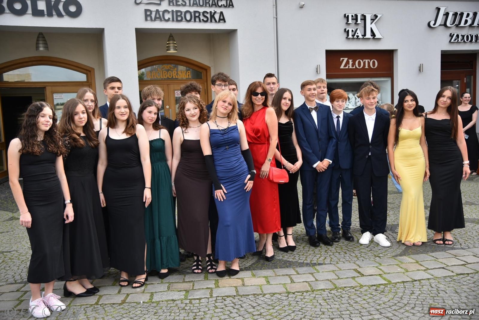 Zdjęcie w galerii na portalu naszraciborz.pl: Polonez ósmoklasistów z SP 18 na raciborskim rynku [FOTO i WIDEO] wiadomości z regionu