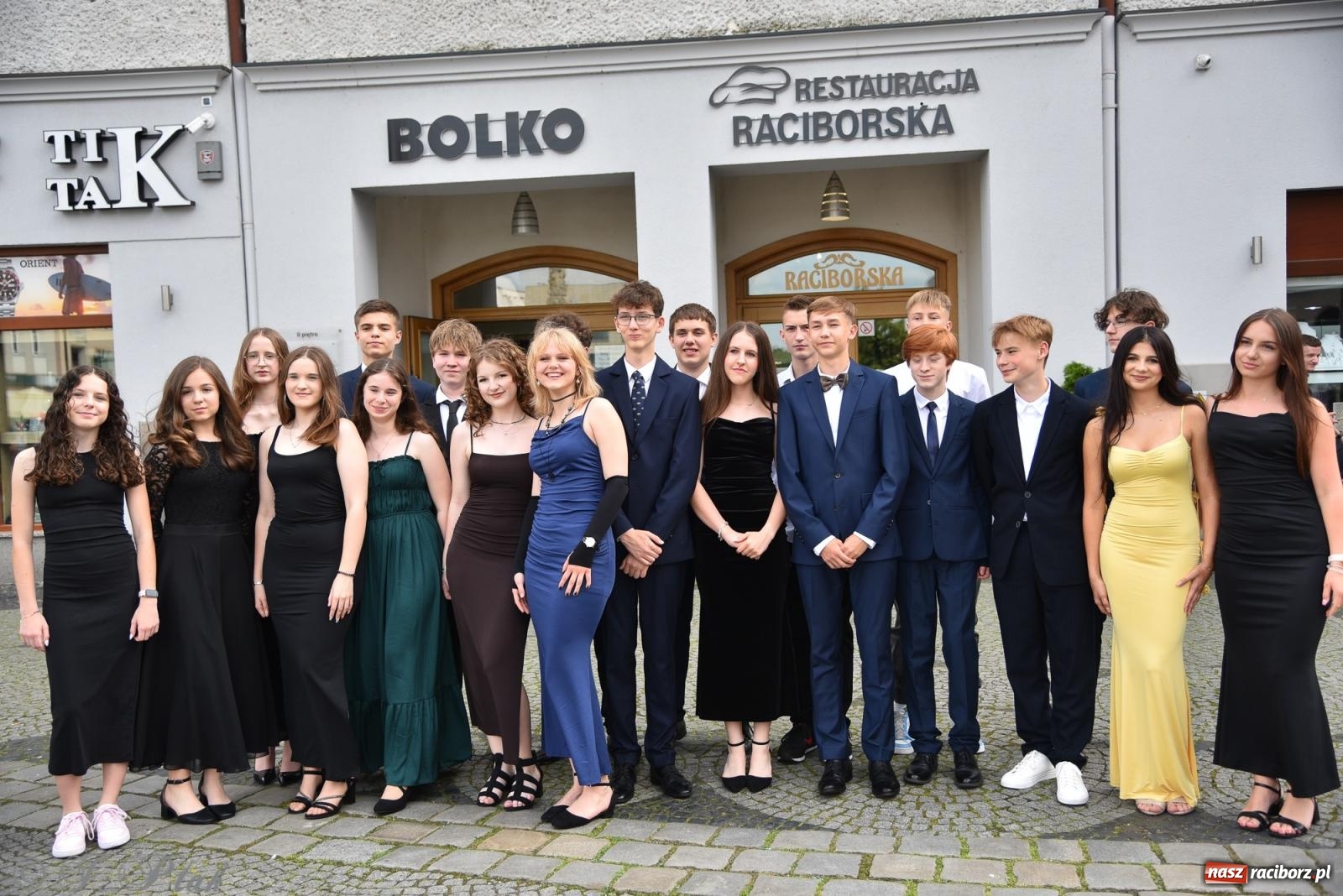 Zdjęcie w galerii na portalu naszraciborz.pl: Polonez ósmoklasistów z SP 18 na raciborskim rynku [FOTO i WIDEO] wiadomości z regionu