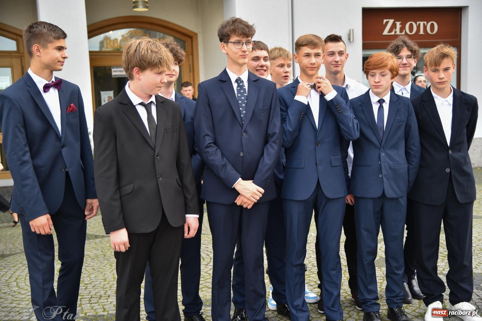 Zdjęcie w galerii na portalu naszraciborz.pl: Polonez ósmoklasistów z SP 18 na raciborskim rynku [FOTO i WIDEO] wiadomości z regionu