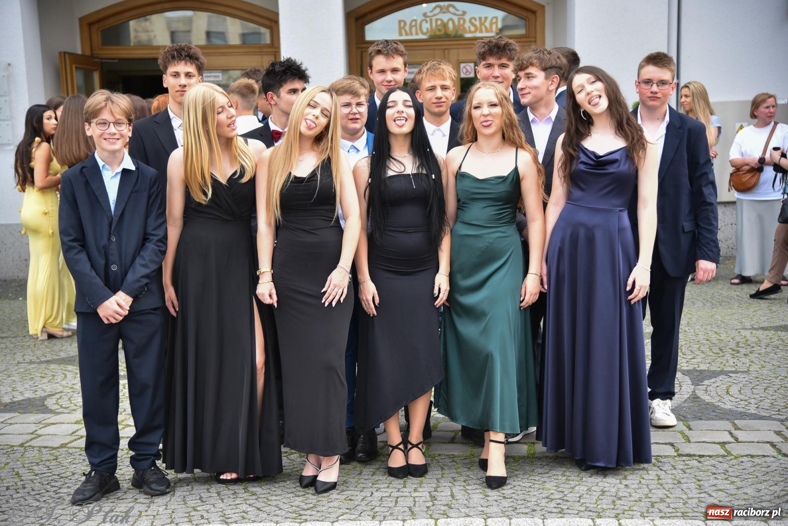 Zdjęcie w galerii na portalu naszraciborz.pl: Polonez ósmoklasistów z SP 18 na raciborskim rynku [FOTO i WIDEO] wiadomości z regionu