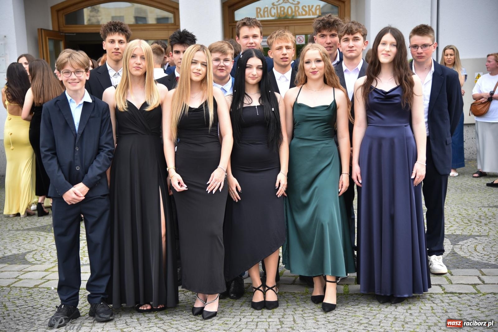 Zdjęcie w galerii na portalu naszraciborz.pl: Polonez ósmoklasistów z SP 18 na raciborskim rynku [FOTO i WIDEO] wiadomości z regionu