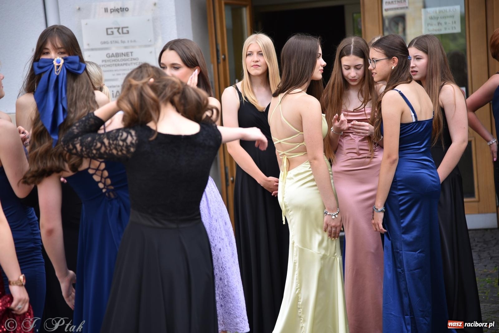 Zdjęcie w galerii na portalu naszraciborz.pl: Polonez ósmoklasistów z SP 18 na raciborskim rynku [FOTO i WIDEO] wiadomości z regionu