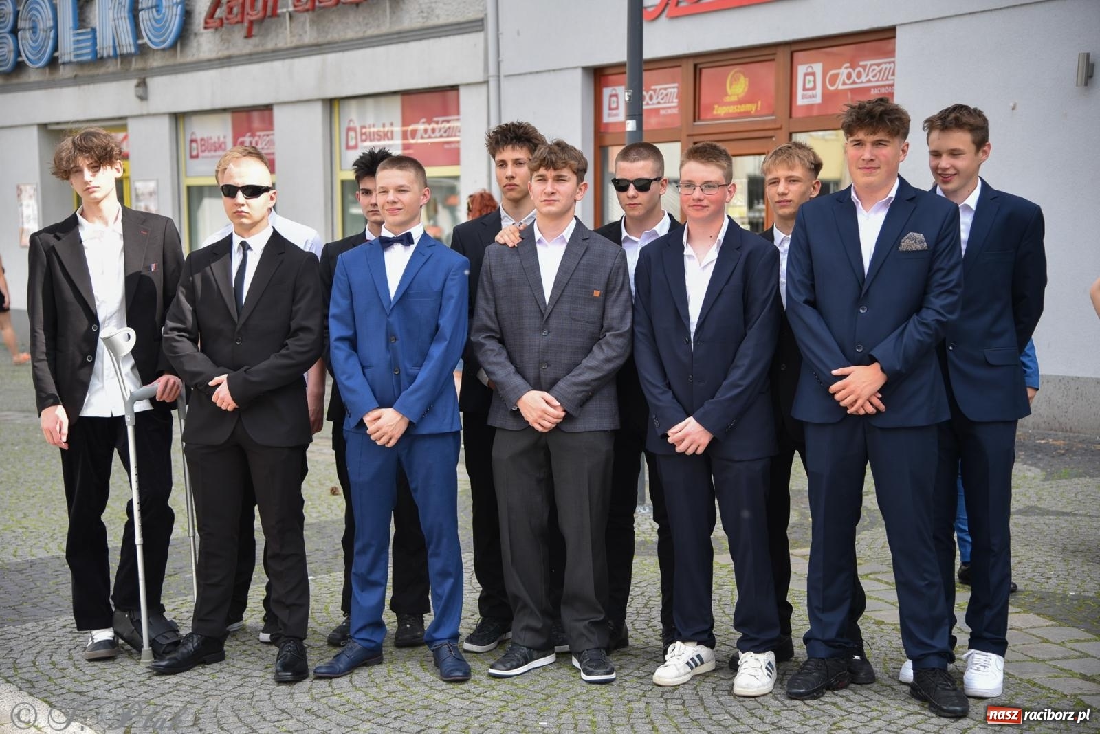 Zdjęcie w galerii na portalu naszraciborz.pl: Polonez ósmoklasistów z SP 18 na raciborskim rynku [FOTO i WIDEO] wiadomości z regionu