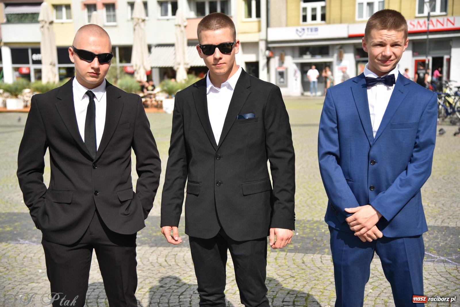 Zdjęcie w galerii na portalu naszraciborz.pl: Polonez ósmoklasistów z SP 18 na raciborskim rynku [FOTO i WIDEO] wiadomości z regionu