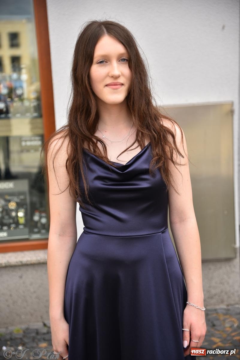 Zdjęcie w galerii na portalu naszraciborz.pl: Polonez ósmoklasistów z SP 18 na raciborskim rynku [FOTO i WIDEO] wiadomości z regionu