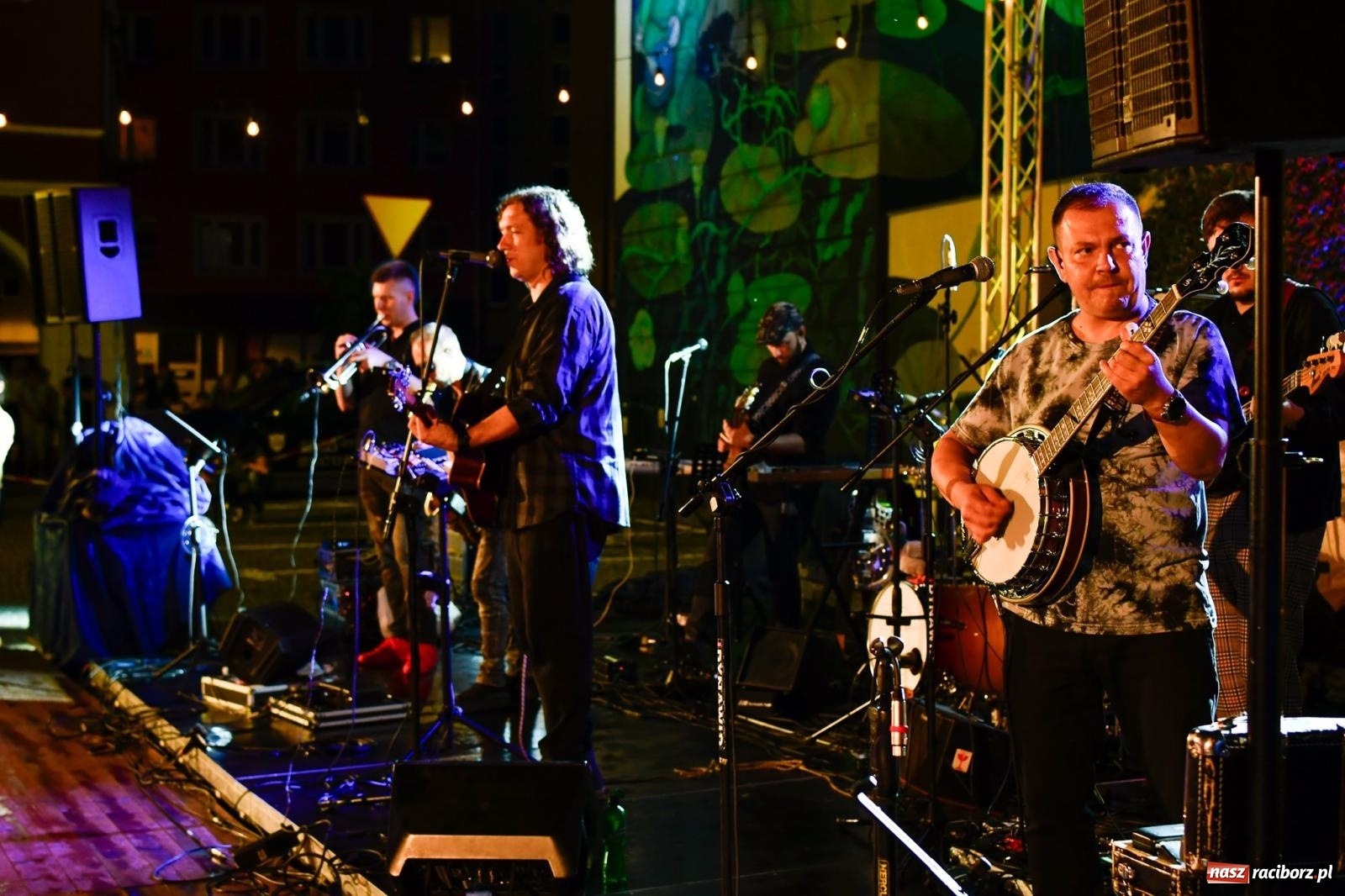 Zdjęcie w galerii na portalu naszraciborz.pl: Potańcówka na OFCE: Kraków Street Band i dancing pod Tęczową w klimatach swingowych wiadomości z regionu
