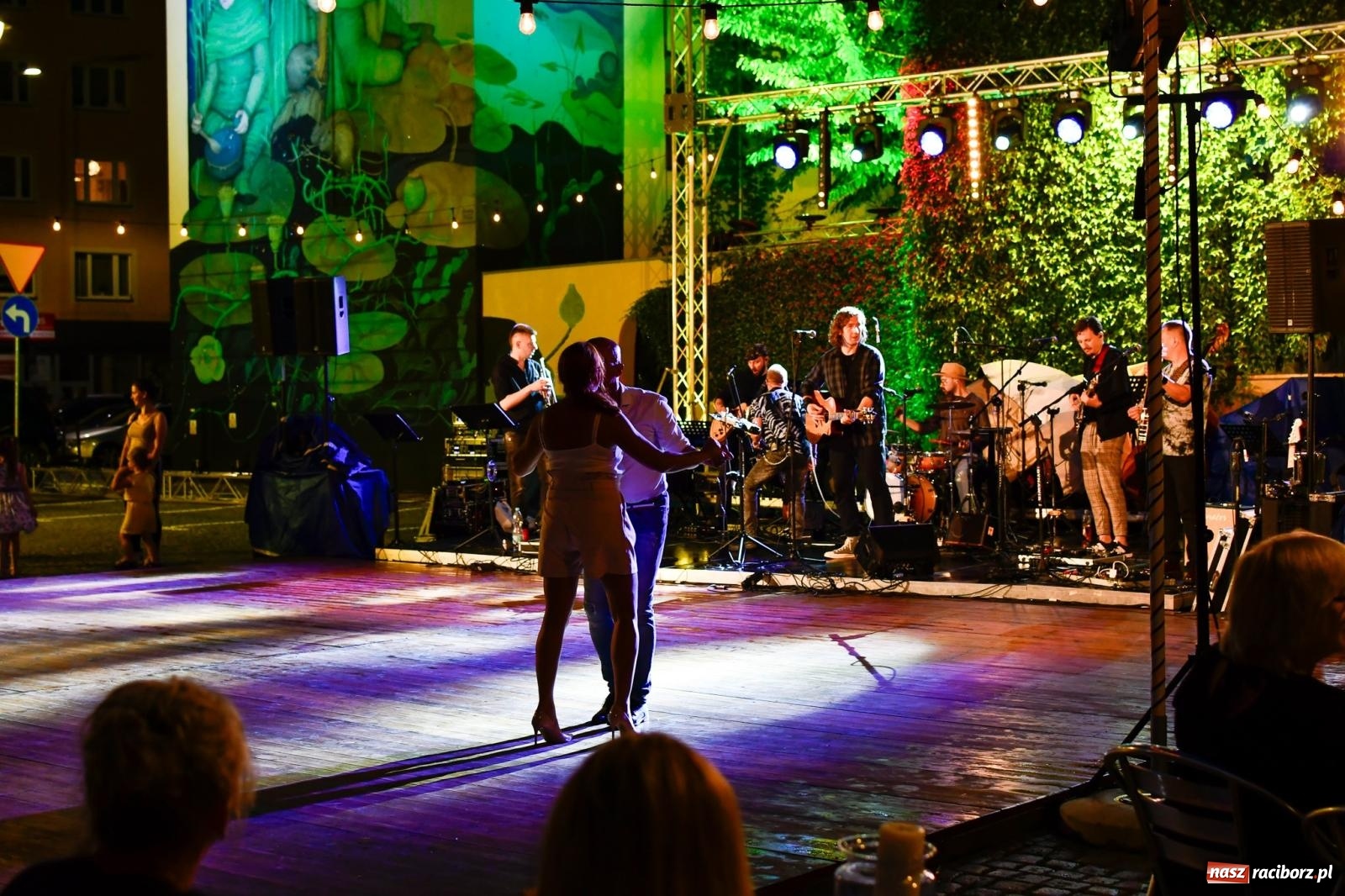 Zdjęcie w galerii na portalu naszraciborz.pl: Potańcówka na OFCE: Kraków Street Band i dancing pod Tęczową w klimatach swingowych wiadomości z regionu