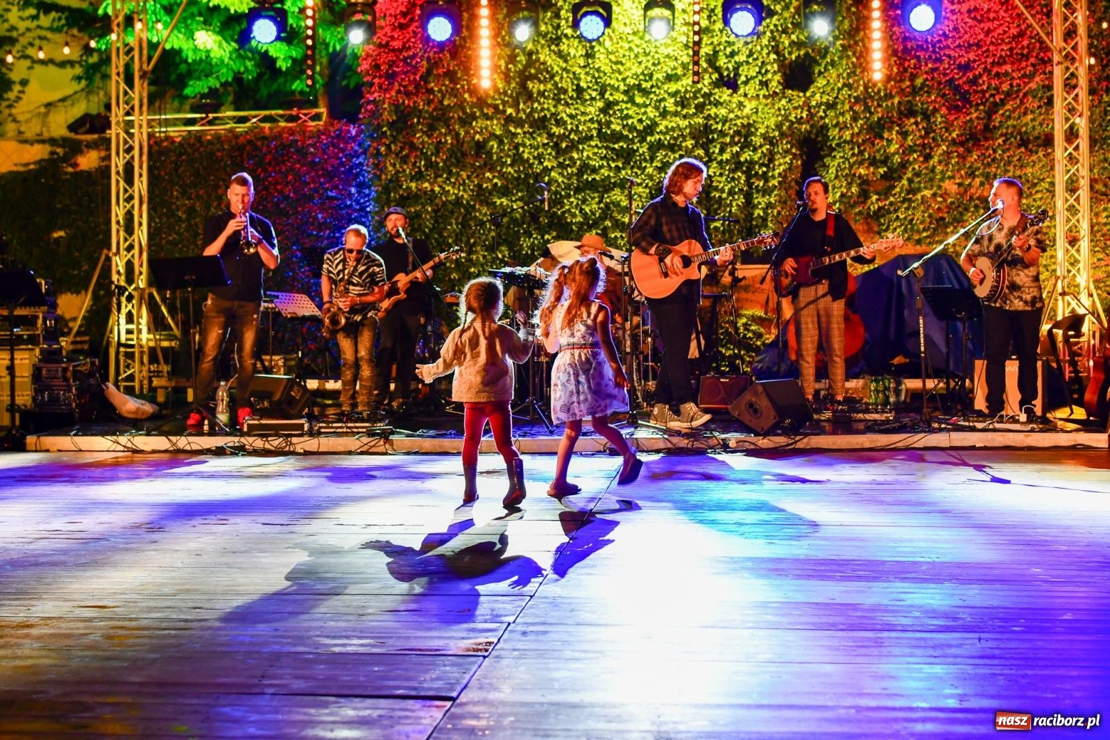 Zdjęcie w galerii na portalu naszraciborz.pl: Potańcówka na OFCE: Kraków Street Band i dancing pod Tęczową w klimatach swingowych wiadomości z regionu