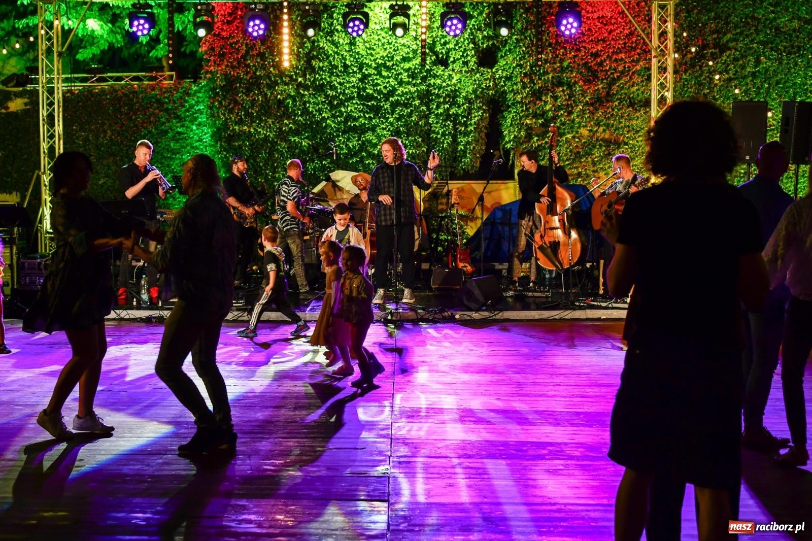 Zdjęcie w galerii na portalu naszraciborz.pl: Potańcówka na OFCE: Kraków Street Band i dancing pod Tęczową w klimatach swingowych wiadomości z regionu