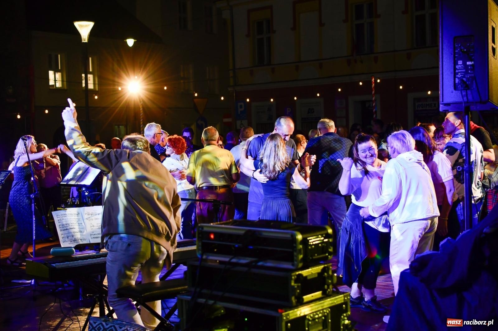Zdjęcie w galerii na portalu naszraciborz.pl: Potańcówka na OFCE: Kraków Street Band i dancing pod Tęczową w klimatach swingowych wiadomości z regionu