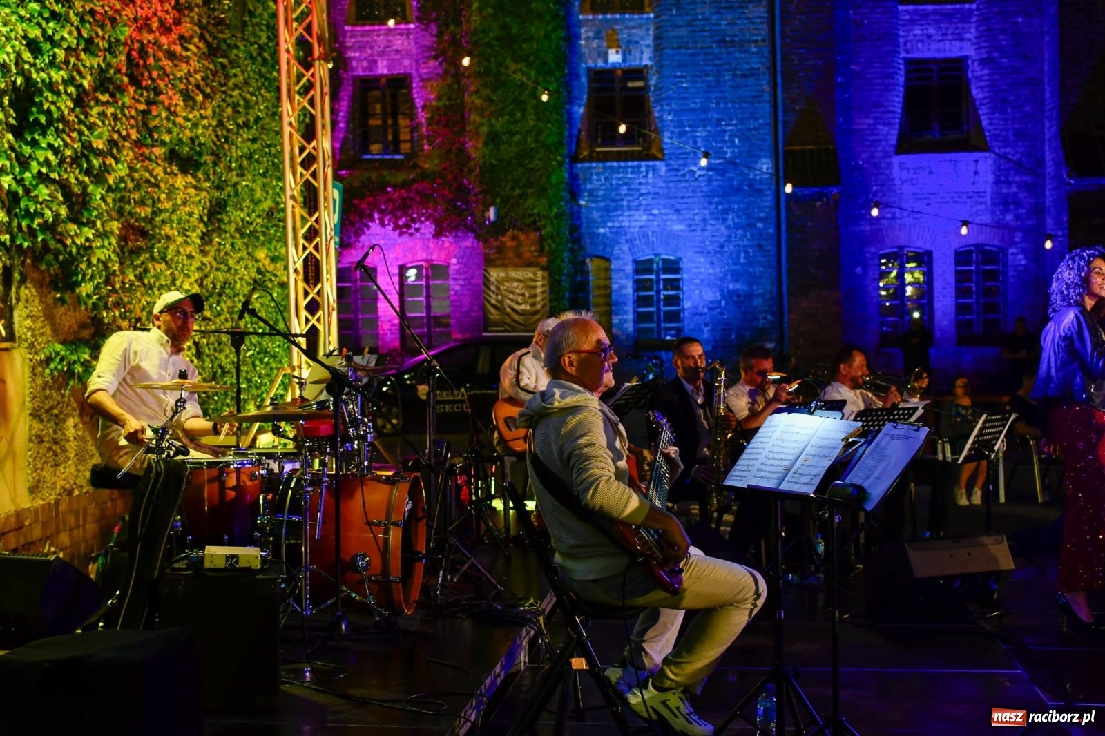 Zdjęcie w galerii na portalu naszraciborz.pl: Potańcówka na OFCE: Kraków Street Band i dancing pod Tęczową w klimatach swingowych wiadomości z regionu