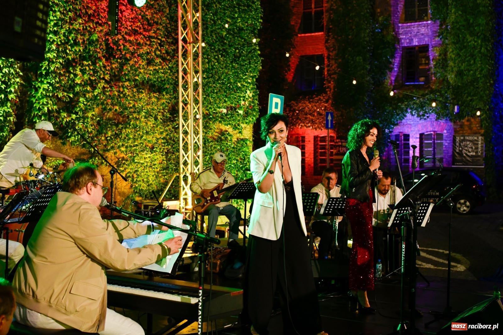 Zdjęcie w galerii na portalu naszraciborz.pl: Potańcówka na OFCE: Kraków Street Band i dancing pod Tęczową w klimatach swingowych wiadomości z regionu