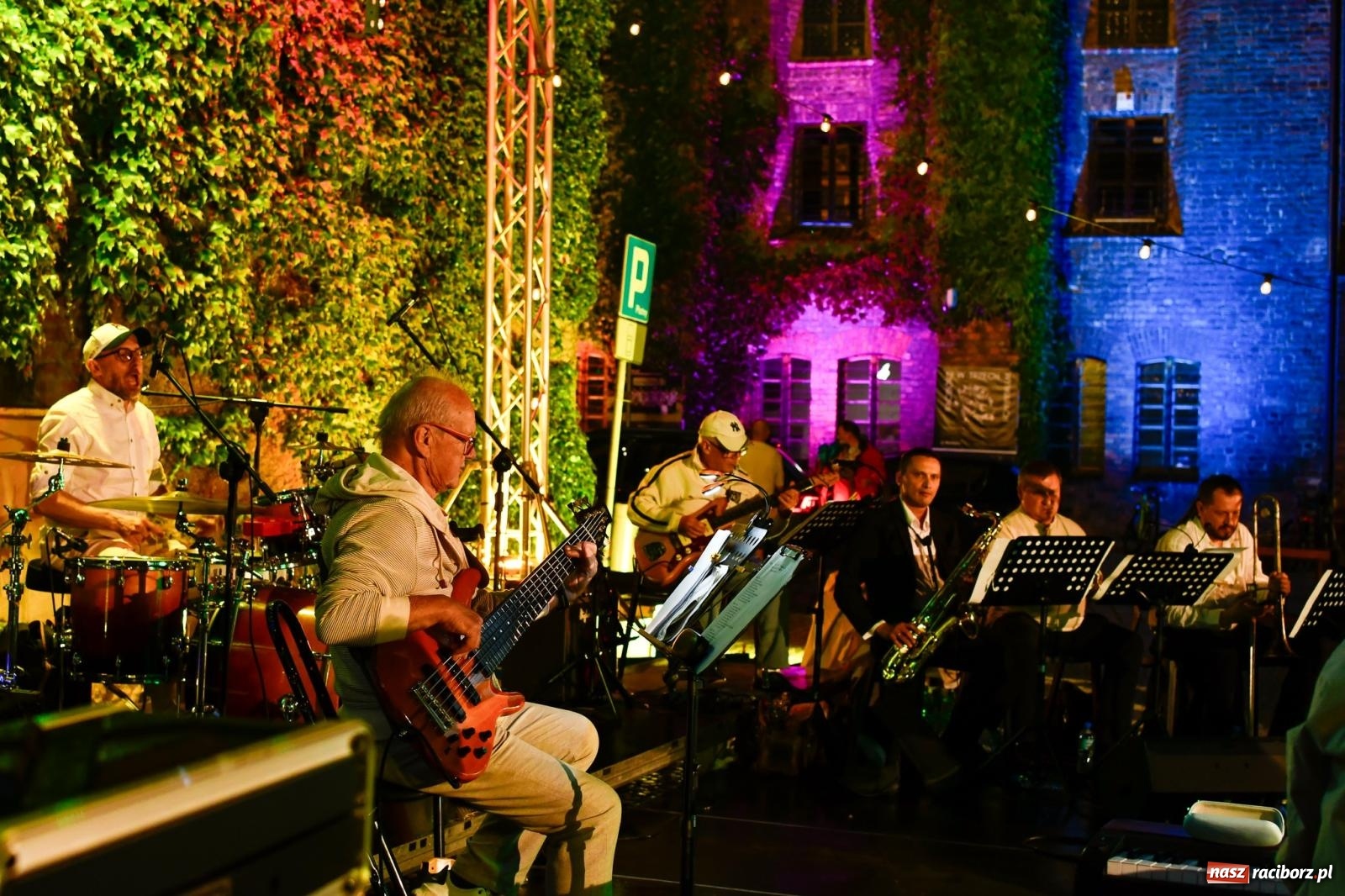Zdjęcie w galerii na portalu naszraciborz.pl: Potańcówka na OFCE: Kraków Street Band i dancing pod Tęczową w klimatach swingowych wiadomości z regionu