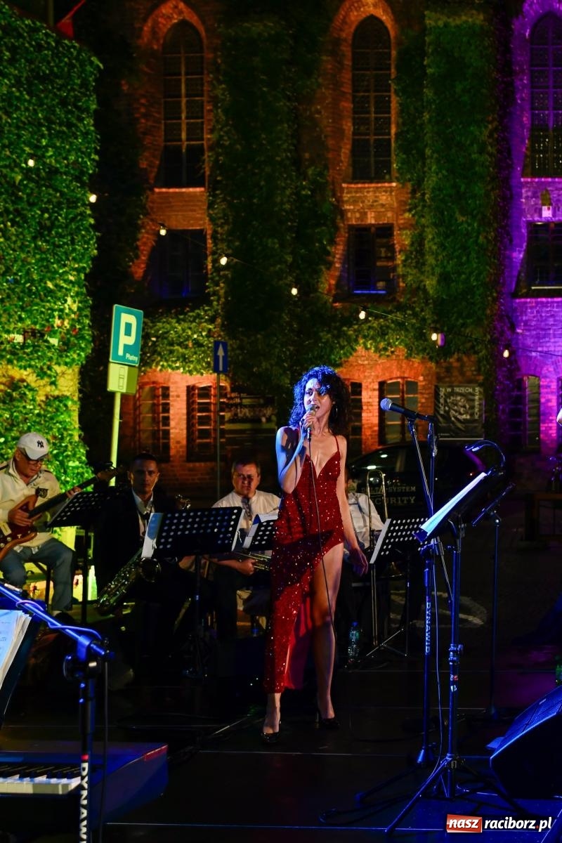 Zdjęcie w galerii na portalu naszraciborz.pl: Potańcówka na OFCE: Kraków Street Band i dancing pod Tęczową w klimatach swingowych wiadomości z regionu