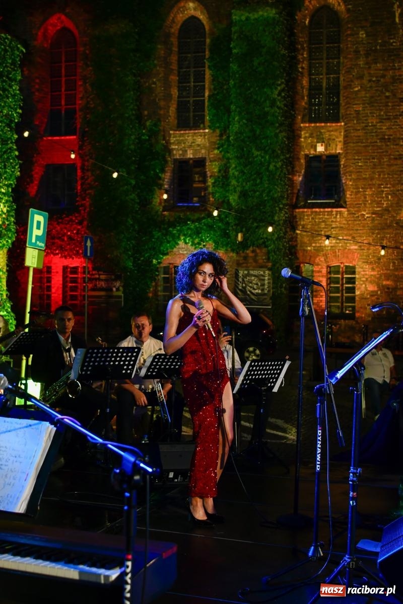 Zdjęcie w galerii na portalu naszraciborz.pl: Potańcówka na OFCE: Kraków Street Band i dancing pod Tęczową w klimatach swingowych wiadomości z regionu